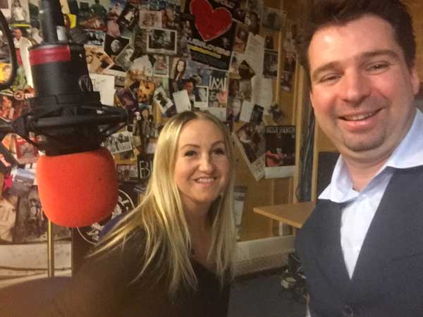 Katharina Janowska interviewt Björn Heede in Ihrer Radioshow "Kaja-Magazin" auf Radio Rheinwelle in Wiesbaden.